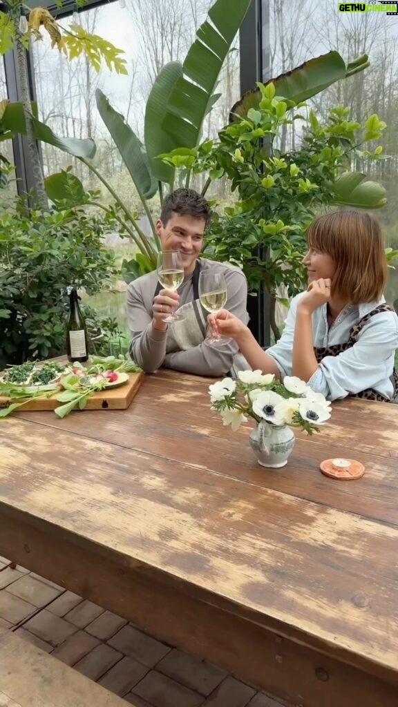 Vanessa Pilon Instagram - On avait tellement hâte aux paniers de légumes bio de @fermierdefamille qu’on s’est invités chez @la_grelinette pour cuisiner la première récolte de saison : radis et épinards! 🌱 On va se le dire : des légumes qui poussent ici, dans un sol vivant et riche, ça goûte VRAIMENT MEILLEUR. 🤌🏽😋 Si vous voulez vous aussi manger local et frais tout l’été, abonnez-vous aux paniers de légumes bios via le site de @fermierdefamille! 👩🏻‍🌾