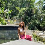 Vanessa Rubio Instagram – Water cleanses in Bali, at Tanah Lot, Taman Beji waterfall, and Uluwatu ✨#souljourney #spiritcleanse #renewal