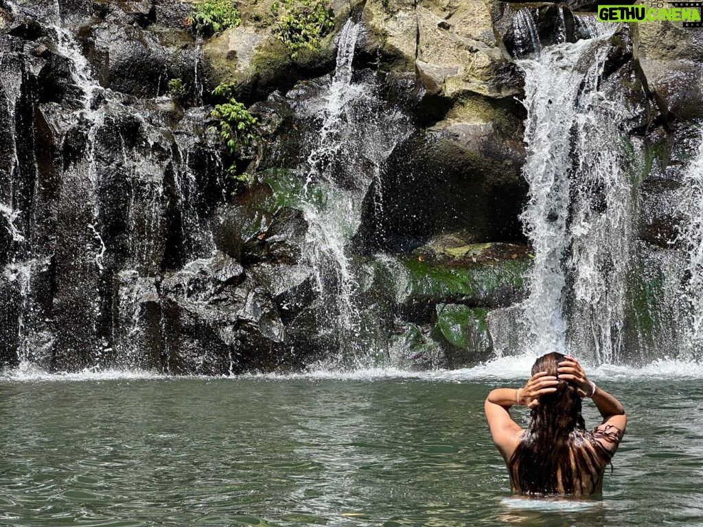 Vanessa Rubio Instagram - Taman Sari Waterfall near Ubud had a special energy for me. It was one of my favorites 🩵