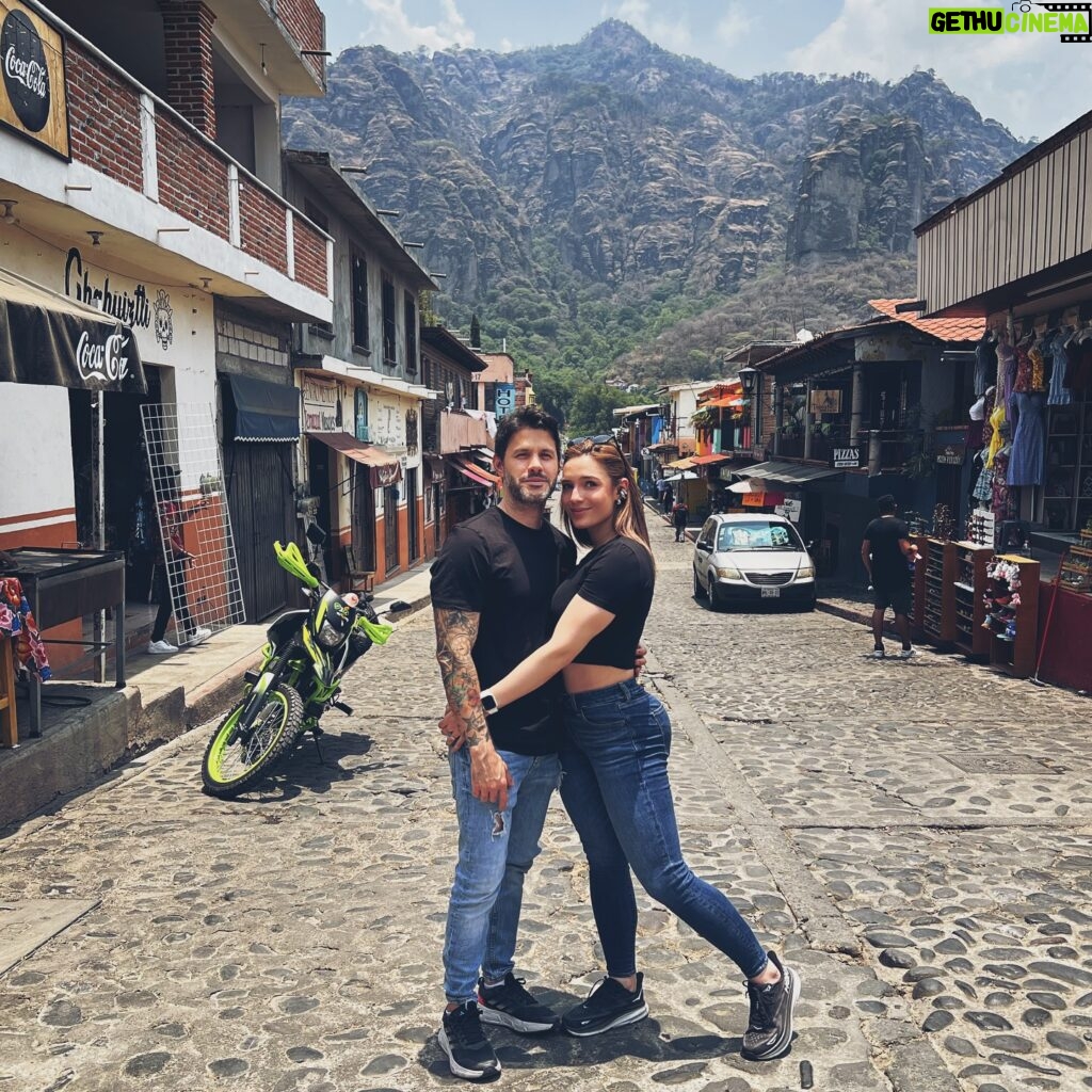 Vanessa Silva Sperka Instagram - Hace 2 años me casé con el hombre que se robó mi corazón hace casi 9 años🩷 Todos los caminos me llevan a tus brazos, en esta y en todas las vidas, tarde o temprano. Gracias por ser un hombre increíble! Amo ser tu esposa y te diría Sí mil veces a pasar la vida contigo… Te amo con todo mi 🩷mi cielo, Feliz aniversario🥂