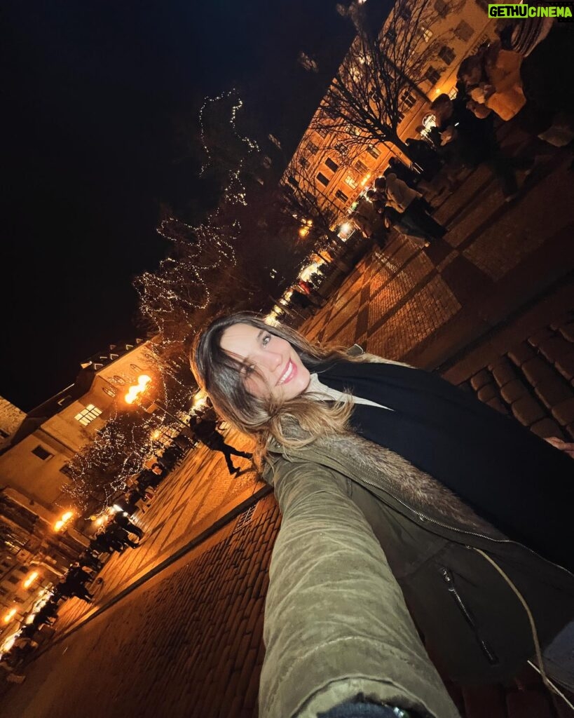 Vanessa Silva Sperka Instagram - Así recibo mis 27 años, en una ciudad que soñaba conocer💕💝 feliz cumpleaños a mi!!!! Estoy muy feliz💕 Envíen sus buenos deseo ⬇️⬇️⬇️⬇️