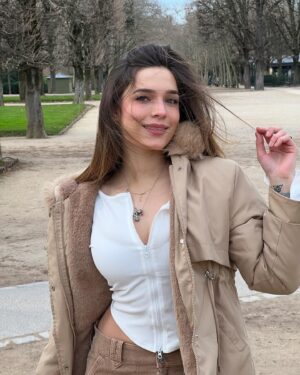 Vanessa Silva Sperka Instagram - Algunos retratos en Paris ❤️😍 soy definitivamente una mujer de invierno!!! 
Amando esta ciudad!!! 🏙️