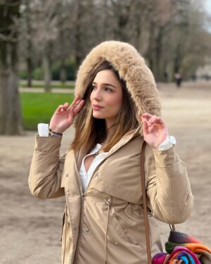 Vanessa Silva Sperka Instagram - Algunos retratos en Paris ❤️😍 soy definitivamente una mujer de invierno!!! 
Amando esta ciudad!!! 🏙️