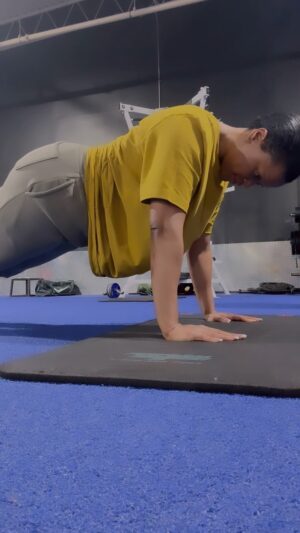 Vanity Instagram - Pain makes me laugh, cause who can break ME more than myself?. 

No pain, no gain.

 I love pain. 

#Workout #Abs #Plank #Fitness #NoPainNoGain #Motivation #GymJunkie #Determination #BlackGirlFitness