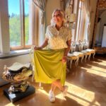 Vappu Pimiä Instagram - Tulin piipahtamaan Määtän mökille…😂😂😂Ei sentään vaan kiitos upea @malmgard_estate kun saadaan kuvata tämän vuoden #maajussillemorsian kautta teillä. On niin kaunis miljöö, että puitteista ei ainakaan tämä homma jää kiinni!😍👌🙏 #farmerwantsawife #host #newseason