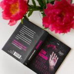 Vappu Pimiä Instagram - Kaupallinen yhteistyö @otavankirjat Elina Backmanin @elinabackman_crime huippusuositusta Saana Havas dekkarisarjasta on ilmestynyt jo neljäs osa nimeltään, Kuinka kuolema kohdataan, ja se on tämänkertaisen Vapun lukupiirin suosituskirja! Jos et ole vielä tutustunut Elina Backmanin tuotantoon, niin nyt on korkea aika! Itse tunnen Elinan jo vuosien takaa, kun työskentelimme aikoinaan samassa työpaikassa ja olinkin todella iloinen Elinan puolesta, kun kirjasarjan ensimmäinen osa, Kun kuningas kuolee ilmestyi, sillä se tarrasi saman tien mukaan! Sittemmin Elinan kirjoja on myyty pelkästään Suomessa yli 100 000 kpl ja niitä on käännetty yli 15 kielelle!😍💪 Kaikki kirjat ovat itsenäisiä tarinoita, joten voit tarttua heti viimeisimpään tai aloittaa ensimmäisestä, mutta jos et vielä ole tutustunut, on nyt korkea aika! Kirjan keskiössä on Saana Havas, joka tekee rikospodcasteja ja hän ajautuu tutkimaan välillä tuoreita välillä vanhempia, jo unohdettuja tapauksia. Tällä kertaa Saana suuntaa Kotkan Kaunissaareen tätinsä Inkerin kanssa kesän viettoon, kun saaren menneisyydestä nousee esiin kiinnostava tapaus. Saanan miesystävä rikostutkija Jan Leino sen sijaan suuntaa tällä kertaa Nizzaan tutkimaan hyvin erikoista henkirikosta, jonka uhri on suomalainen. Tästä lähtee punoutumaan jälleen todella otteessaan pitävä tarina, joka vie hetkessä mennessään! Itse tykkään myös kovasti näistä Saana Havas kirjoista, sillä vaikka kyseessä on koukuttavat rikosromaanit, ei näissä mässäillä silmittömällä väkivallalla. Tämä kirjasarja sopii näin myös monelle lukijalle ja onkin aivan loistava idea esimerkiksi äitienpäivälahjaksi!🌸📚#vapunlukupiiri #kuinkakuolemakohdataan #elinabackman #otavankirjat