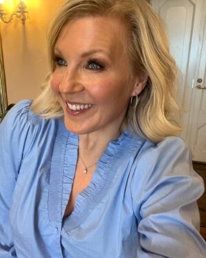 Vappu Pimiä Instagram - This is 46! 🥳🥂
Tänään 46 vuotta mittariin! Sanoin Teemulle muutama viikko sitten, että herramunvereni olen kohta lähempänä viittäkymppiä kun neljää, johon hän totesi: ”Olet ollut jo tovin!”😂😂❤️❤️
Metabolinen ikäni näytti tosin viime viikolla kehonkoostumusmittauksessa 33 vuotta ,johon olen tosi tyytyväinen. Ja missään nimessä en haluaisi olla enää 33-vuotias, mutta kivaa on kun kroppa toimii hyvin, sillä harvemmin meillä mieli vanhenee, joten kun pystyy tekemään juttuja joita mieli haluaa tehdä, ei pahempia ikäkriisejäkään putkahtele esiin.😍❤️🙏
Iloisena, onnellisena ja kiitollisena aloitan tämänkin uuden ikävuoden ja kaikkinensa voin todeta olevani onnellinen ja elämääni tyytyväinen.

Synttäripäivää vietän kuten jo monesti aiemmin eli työmaalla amorin apulaisena, kun saan etsiä jälleen rakkautta meidän mahtaville maajusseille! Illaksi pääsen kotiin itselleni tärkeimpien eli perheen luokse.❤️
Synttärityttö kiittää jo tässä vaiheessa kaikista niistä lukuisista onnitteluista, joita on eri kanavia pitkin tullut!❤️🙏
#synttärityttö #birthdaygirl #thisis46