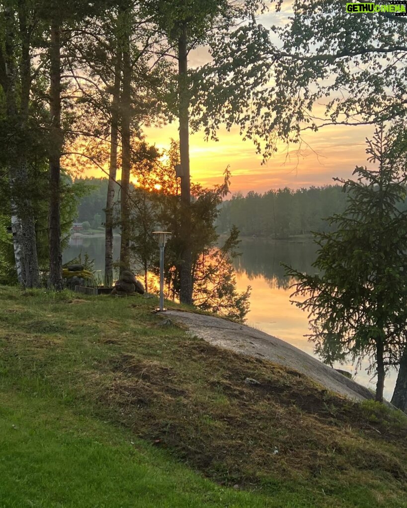 Vappu Pimiä Instagram - Ihana viikonloppu kuvina: 1. Pintavesi jo 20c 2. Tämä on vuodenaika, kun piha on mun mielestä kauneimmillaan.😍🌸 3. Selsel 4. The best view 5. Aamulenkki w @jojoliini 6. Vuoden eka aamiainen ulkona w @jojoliini @comikko 7. Aamu-uinti ja katiskan tarkistus 8. Sunnuntain päivällinen meidän perheen uudessa lempparissa @nabikoreanbbq 9.&10. Päästiin Erkin kanssa tunnin ex-tempore treffeille, jonne suunnattiin @murunviinibaari ja Erkki joutui tarjoamaan nautitut pinot noir lasilliset, koska hävisi yahtzeen, mutta onneksi se ei vienyt fiilistä!😂😂😘😘 #viikonloppu #weekendvibes