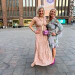 Vappu Pimiä Instagram - Tänään mun rakas oikea käteni, maailman paras assistentti @gittakruusaa sanoi tahdon mahtavalle Cotylle! ❤️Tämän parin rakkaustarina on sellainen, josta ei todella ole tahdonvoimaa puuttunut! Mutta se onkin yksi Gitan parhaita puolia, hän ei luovuta eikä ajattele esteitä, vaan sitä miten niistä selvitään ja mennään yli! Gitan ja Cotyn häät olivat täysin heidän näköiset; lämminhenkiset, perhekeskeiset, täynnä naurua, iloa, kyyneleitä ja tanssia. Häissä soljui myös sujuvasti neljä eri kieltä: suomi, englanti, ranska ja espanja. Kiitos Gitta ja Coty, että saimme olla mukana teidän tärkeässä päivässä, paljon onnea ja Monia Armorikkaita Vuosia! Feliz matrimonio!🙏❤️💍 #justmarried #thehappycouple