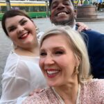 Vappu Pimiä Instagram - Tänään mun rakas oikea käteni, maailman paras assistentti @gittakruusaa sanoi tahdon mahtavalle Cotylle! ❤️Tämän parin rakkaustarina on sellainen, josta ei todella ole tahdonvoimaa puuttunut! Mutta se onkin yksi Gitan parhaita puolia, hän ei luovuta eikä ajattele esteitä, vaan sitä miten niistä selvitään ja mennään yli! Gitan ja Cotyn häät olivat täysin heidän näköiset; lämminhenkiset, perhekeskeiset, täynnä naurua, iloa, kyyneleitä ja tanssia. Häissä soljui myös sujuvasti neljä eri kieltä: suomi, englanti, ranska ja espanja. Kiitos Gitta ja Coty, että saimme olla mukana teidän tärkeässä päivässä, paljon onnea ja Monia Armorikkaita Vuosia! Feliz matrimonio!🙏❤️💍 #justmarried #thehappycouple