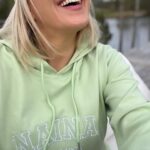 Vappu Pimiä Instagram - Hyvää äitienpäivää kaikki äidit, mummit, varaäidit, varamummit ja äidinmieliset! ❤️❤️❤️ Itselleni äitiys on heittämällä asia joka on muuttanut eniten suhtautumistani ihan kaikkeen. Joka päivä opin jotain lapsiltani ja opin myös itsestäni, sillä parempaa peiliä ihminen tuskin voi saada, kun lapsen. Siinä missä lapset tuovat iloa ja onnellisuutta sekä pyyteetöntä rakkautta, tuovat he myös valtavasti perspektiiviä, josta olen kovin kiitollinen. Kiitos Viola ja Selma, että valitsitte minut äidiksenne. ❤️❤️Kiitos myös Erkki Metsola ja hänen nettishoppailuhimonsa, jonka ansiosta sain äitienpäivälahjaksi mm tämän hienon hupparin, johon on kirjailtu tyttöjen nimien lisäksi yksi niistä nimistä, joilla tytöt minua kutsuvat eli NaiNai, olen heille myös äiti tai nana, riippuen hetkestä. Hyvää äitienpäivää myös omalle äidilleni, joka aamulla hänelle soittaessani oli myös mökillä kevätsiivouspuuhissa, joten omena ei ole kauas puusta pudonnut.🥰 Voimia heille, joille tämä päivä on vaikea, jotka eivät syystä tai toisesta ole äidiksi toiveesta huolimatta tulleet.❤️ #äitienpäivä #mothersday #happymothersday
