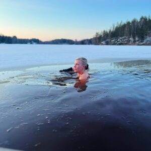 Vappu Pimiä Instagram - Kauden viimeisiä viedään. #avanto #iceswimming #springvibes #mökkilife