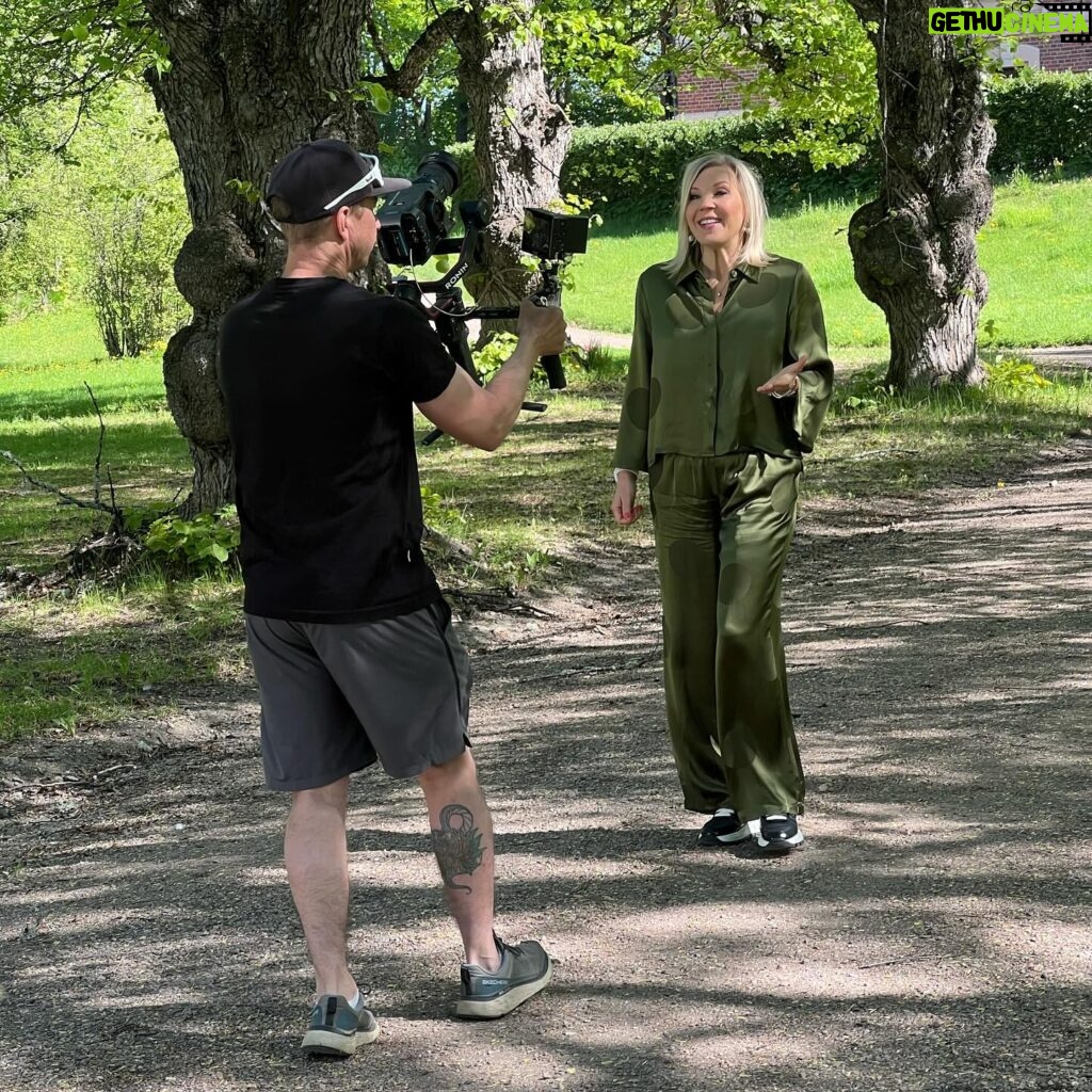 Vappu Pimiä Instagram - Tämä viikko vierähti Maajussien kuvauksissa ja tällä kertaa päästiin kuvaamaan upeisiin @malmgard_estate maisemiin. Vaikka päivät on pitkiä ja tällaisen rupeaman jälkeen on aina hetken luilla, niin vitsit että mä kyllä tykkään mun työstä ja etenkin ihmisistä kenen kanssa saan sitä tehdä! Meillä oli jälleen ihan paras porukka tekemässä ja kyllä se työnteko on aika paljon hauskempaa kun saa nauraa työkavereiden kanssa ja naurua ei tältäkään reissulta tosiaan puuttunut! 😂😂😂Kiitos koko #rakkaudenasialla crew, ootte best!❤️💯😍💪🙏 Ja sain jo hirveän läjän kysymyksiä mun asuista inboksiin, niin tässä kollektiivisesti kaikille tiedot: Asu 1: paita &hame @samsoesamsoe villatakki @secondfemale kengät @prada Asu 2: mekko @nanso1921 kengät @prada Asu 3: housupuku ja korvikset @aarikka kengät: @prada #maajussillemorsian #farmerwantsawife #host #newseason