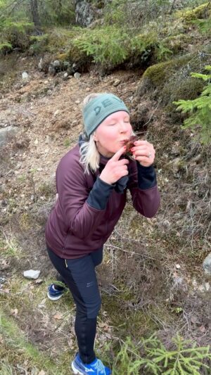 Vappu Pimiä Instagram - Muita tienvarteen tuijottavia lenkkeilijöitä?😂🙋‍♀️ #korvasieni #korvasienimetsällä #morels #inseason #sienihulluus