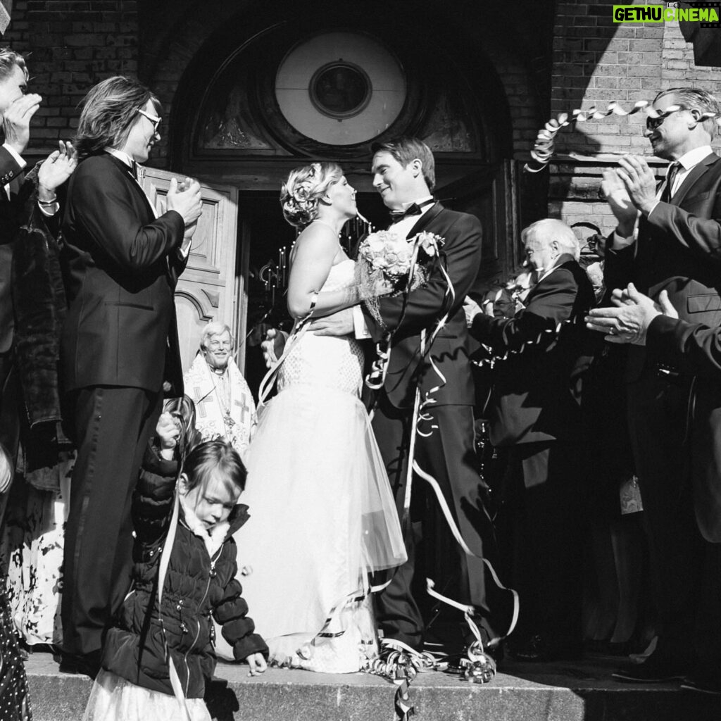 Vappu Pimiä Instagram - 11 vuotta naimisissa Erkki Metsolan kanssa ja edelleen yhtä kivaa herätä hänen vierestä, kun 11 vuotta sitten. Oot Teemu mun kaikuluotain, Lav Juu!❤️🥰🙏#teräshäät #hääpäivä #weddinganniversary #metsolat