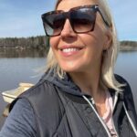 Vappu Pimiä Instagram – Sunday Funday on sisältänyt:
– 7km juoksulenkin, joka oli Erkki Metsolalta hieno saavutus!😍💪
– Kesäkeittiön siivouksen
– Veneen vesille laskun
– Naapureiden kanssa höpöttelyä ja uusien tonttirajojen ihmettelyä
– Kesäkalusteiden pesua ja yhden terassituolin onkimisen järvestä 🤣🙈
– Kukkien ja luonnon heräämisen ihastelua 🌸🌱🐝
– Ai niin ja Erkki Metsolan naaman palamisen, joka tietty oli mun syy, kun en ollut hänelle kertonut, että nyt tarvitaan jo aurinkorasvaa😅😂🌞
#sundayfunday #mökkilife