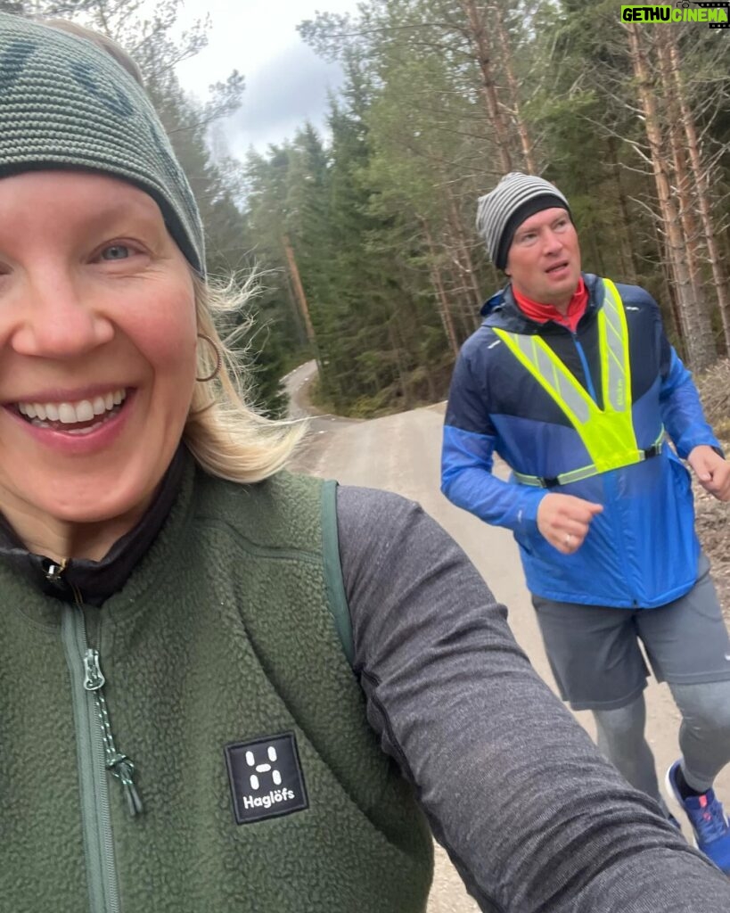 Vappu Pimiä Instagram - Sunday Funday on sisältänyt: - 7km juoksulenkin, joka oli Erkki Metsolalta hieno saavutus!😍💪 - Kesäkeittiön siivouksen - Veneen vesille laskun - Naapureiden kanssa höpöttelyä ja uusien tonttirajojen ihmettelyä - Kesäkalusteiden pesua ja yhden terassituolin onkimisen järvestä 🤣🙈 - Kukkien ja luonnon heräämisen ihastelua 🌸🌱🐝 - Ai niin ja Erkki Metsolan naaman palamisen, joka tietty oli mun syy, kun en ollut hänelle kertonut, että nyt tarvitaan jo aurinkorasvaa😅😂🌞 #sundayfunday #mökkilife