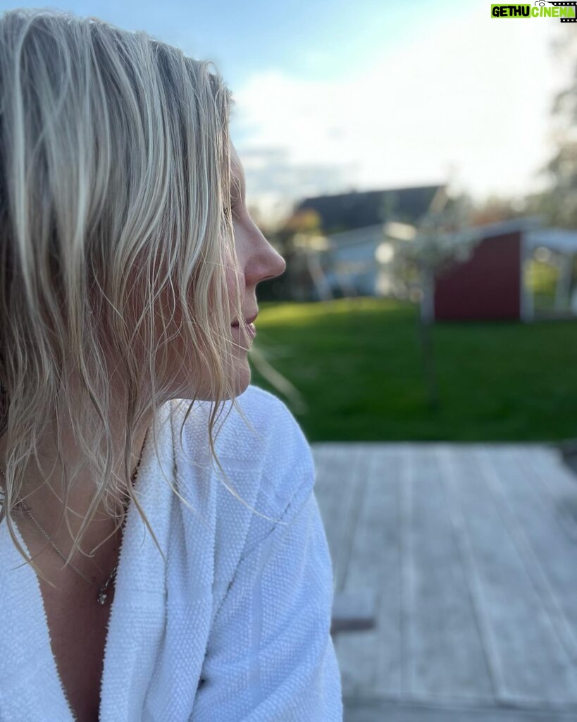 Vappu Pimiä Instagram - After sauna bliss 🥰🙏 #mökkililife❤️ #tgif #visitsalo