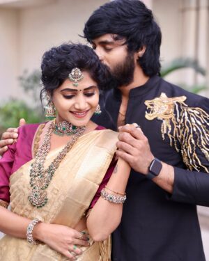 Vasanthi Krishnan Instagram - Happy Sankranti🪁🪁
.
.
.
Jewellery @emmadi_silver_jewellery 
Saree @srikrishnasilk 
Desginer @suchys_design_studio 
Hairstylist @hairstylistsaii 

#instragram #vasanthikrishnan #sareelove #bigbosstelugu6 #zeetelugu #event #sankarnthisambaralu #zee5 #couplegoals