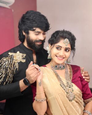 Vasanthi Krishnan Instagram - Happy Sankranti🪁🪁
.
.
.
Jewellery @emmadi_silver_jewellery 
Saree @srikrishnasilk 
Desginer @suchys_design_studio 
Hairstylist @hairstylistsaii 

#instragram #vasanthikrishnan #sareelove #bigbosstelugu6 #zeetelugu #event #sankarnthisambaralu #zee5 #couplegoals