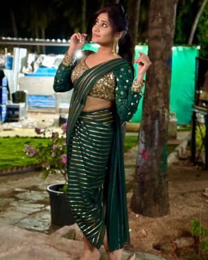 Vasanthi Krishnan Instagram - #nethoneydance 🫰🏻🫰🏻🫰🏻
.
.
.
Desginer @dharshyaboutique 

#instragram #vasanthikrishnan #nethoney_nethoney_❤️🥰 #
#cuteone😍 #desginerwear #starmaa #facebook #dancechallenge #sareefashion #nethoneydance2n8