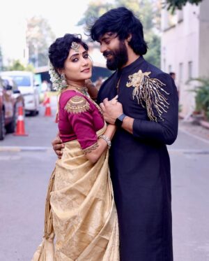 Vasanthi Krishnan Instagram - Happy Sankranti🪁🪁
.
.
.
Jewellery @emmadi_silver_jewellery 
Saree @srikrishnasilk 
Desginer @suchys_design_studio 
Hairstylist @hairstylistsaii 

#instragram #vasanthikrishnan #sareelove #bigbosstelugu6 #zeetelugu #event #sankarnthisambaralu #zee5 #couplegoals