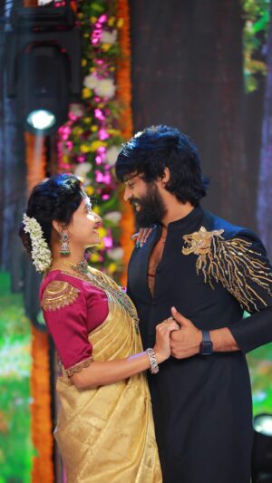 Vasanthi Krishnan Instagram - ❤️❤️❤️❤️❤️❤️❤️❤️
.
.
.
Hairstylist @hairstylistsaii ❤️👌
Desginer @suchys_design_studio 👗👗
 Saree @srikrishnasilk 
Jewellery @emmadi_silver_jewellery 

#instragran #vasanthikrishnan #pawankalyan #cuteone #coupleoutfit #desginerwear #sankrantisambaralu #zeetelugu #festival #goodvibes #bigbossteluguofficial #vasanthicreationsofficial