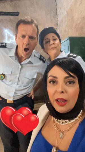 Vasiliki Andritsou Instagram - Ξυπνιοπουλιαααα♥️♥️♥️♥️ @andritheodotou  @yannis_yannoulis  @ektos_ypiresias  backstage καλέ🦋💙♥️