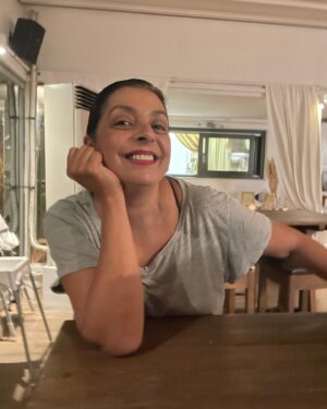 Vasiliki Andritsou Instagram - Τραβηγμένη από την Ανθένια Συμεωνιδου🩵💜🩷 thank you daughter 🙏🫶😍 @balconycyclades είστε υπεροχοι♥️