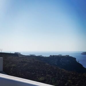 Vasiliki Andritsou Instagram - Πόσο τυχεροί που γνωρίσαμε την άλλη Σαντορίνη.. τη Σαντορίνη της Μαρίας..μακριά από θορύβους και κοσμικά…απόλυτο γαλάζιο και ηρεμία..πόσο τυχεροί που γνωρίσαμε τη Μαρια..σε ευχαριστούμε τόσο πολυ φιλόξενο ευγενικό καλόκαρδο κορίτσι.. @maria_dacoutrou 🩵 @el_destino_santorini 💙