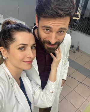 Vasiliki Troufakou Instagram - 𝒯𝒽𝒶𝓉’𝓈 𝒶𝓁𝓁 𝒻𝑜𝓁𝓀𝓈

Αυτό ήταν…🫣
Για την ώρα τουλάχιστον…
Ο πολυαγαπημένος μας Γιατρός- ο @constantinemarkoulakisofficial της καρδιάς μας και η τρομερή ομάδα- σας αποχαιρετα με ένα τελευταίο επεισόδιο σήμερα στις 22:40 στον @alphatv 
Ευχαριστούμε και ευχαριστώ πάρα πολύ για την αγάπη, για τα μηνύματα, για την υποδοχή της δουλειάς για την οποία κοπιάσαμε τόσο και που φαίνεται πως άξιζε.
Ποσο όμορφο συναίσθημα.
Είμαι χαρούμενη, είμαι ευγνώμων και μου λείπει ήδη πολύ.

#ogiatros 
#tillnextime 
#cheerstonewbeginnings