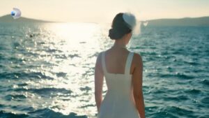 Veda Yurtsever Instagram - İlk tanıtımımız, hayırlı uğurlu olsun, müzik de pek yakışmış, selvi boylulara al yazmalılara selam çakılmış; hadi bakalım başlıyoruz 19 eylül’de, şahane bi üçüncü sezon beklesin bizi…❤️🙏🧿 @uckizkardestvdizisi @surecfilm @kanald  #üçkızkardeş #uckizkardes