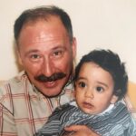 Veda Yurtsever Instagram - Henüz 1 yaşındayken canım Altan Erkekli’ nin kucağında gördüğümüz bu bebe 21 yaşında şimdi. Sosyal medyada onunla ilgili paylaşım yapmamı istemediği için Altan abi’nin ailemizdeki kıymetinden faydalanayım dedim sildirmesin diye;)) Şahane bir oyun arkadaşı doğurmuşum hem kendime hem dostlarına; eğlenceli, akıllı, yaratıcı. Ben de kolay değilim bazen biliyorum, şu kontrol manyaklığım mesela onu çileden çıkarsa da beni idare etmenin yolunu bulacak kadar olgun. Bize öğretilmiş onlarca klişemi ters-yüz edecek kadar yenilikçi bilgi sahibi, açık görülü… Ben bu evlattan daha iyisini hayal edemezdim, hayata hem şükrediyor hem de teşekkür ediyorum. İyi ki doğurmuşum seni🧿😻🙏🎂 ( Yatağının altından yumurta tavası, makarna tenceresi çıkmadığı gün de handiyse mükemmel olacaksın) Seni çok seviyorum…