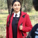 Veda Yurtsever Instagram - Yetenekli , genç hanım bu gece dizimize giriş yapıyor, kim olduğunu merak ediniz zira daha da derinleştirecek dizimizin hikayesini. Hem uzun zamandır benim de heyecanla beklediğim bir hikayeye giriş yapılacağı için hem de bu ( benim için) çok kıymetli rolu böyle kabiliyetli bir oyuncuya emanet ettiğimiz için çok mutluyum…Şahane olacak🦋🧿 Hoş geldin @crnksm ❤️😻 @uckizkardestvdizisi @kanald @surecfilm @iincigundogdu @edateksoz @sevgiyilmaz @zilufer 👏🧿❤️