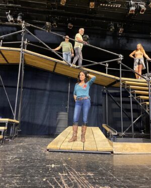 Veda Yurtsever Instagram - Antalya Devlet Tiyatrosu’nda iki gün festival kapsamında #hırçınkız oynuyoruz… #istanbuldevlettiyatrosu #shakespeare ( Yerleşme provasından, kafa karıştı tabi🫣)