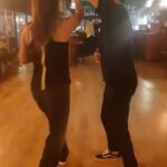 Veda Yurtsever Instagram - İlk Bachata dersim olduğuna inanmadı @ozkansevgi35 , Dünya Dans Yarışması’na katılacaz❤️🙏