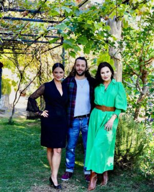 Veda Yurtsever Instagram - Sevgili Aydan Şener ve Cengiz Orhonlu ekibimize dahil olmanız bizi çok sevindirdi, hoş geldiniz sefa getirdiniz🙏 Bu akşam yeni bölüm saat 20:00’de @kanald ekranlarında, bekleriz;)) @uckizkardestvdizisi @surecfilm