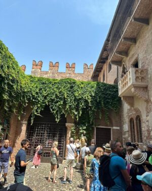Veda Yurtsever Instagram - Verona’ya geldik, doğal olarak ilk izini süreceğimiz Romeo ve Juliet oldu. Burda Giulietta da denilen kızımızın evini ziyaretle başladık günümüze. Nerden kaynaklı olduğunu araştırmaya üşendiğim bir uluslararası inanışa göre, kızımızın kapıda duran heykelinin göğüslerini ellersen dileklerin olur inanışına kapılıverdim bi anda ;)) Evini dolaştım, annesiyle,dadısıyla konuştuğu odalarda pozlar verdim ama o balkona ikna olmakta çok zorlandım. Canım Romeo oraya mı tırmandı şimdi, hadi tımandı o cücük kadar balkona nasıl sığdılar dönem kıyafetleriyle? Neyse çok üstünde durmadım zira üstat Shakespeare’ e şikayetlerimi bildirdim… Güzel şehir, daha da var gezecek yerim…❤️🧿🙏 #verona #shakespeare #romeoendjuliette #italy #gezi #tatil