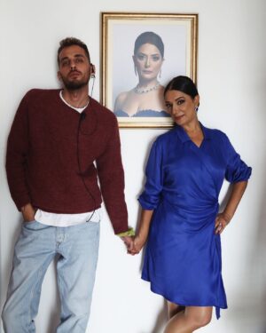 Veda Yurtsever Instagram - Artık fotoğraf fonumuz olacak burası anlaşıldı, @cankhy zaten yedek fotoyu odasına asmıştı, Rüçhan hayranlığımız burda ayyuka çıktı, birbirimizi sevdiğimiz kadar karaktere de sevgi besliyoruz… 🙏🧿❤️