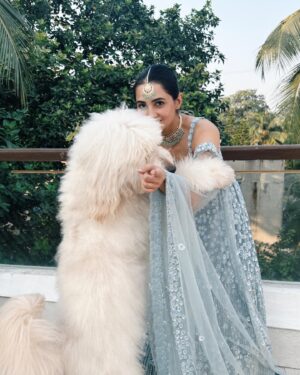 Vedika Pinto Instagram - A Cinderella moment feat. my benjiboo needy for luurrve 💎

Styled by @aakrutisejpal in @frontierraas and @mayasanghavijewels