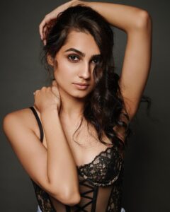 Vedika Pinto Instagram - 📸♠️🖤 . . . . 📸 @vaishnavpraveen 💄 @rivieralynn 💇🏽‍♀️ @priyanka.s.borkar 👗 @saanchigilani assisted by @vidyulaa Managed by @viniyardfilms @jubinrajeshdesai