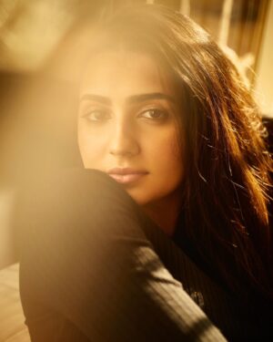Vedika Pinto Instagram - trapped in a prism, a prism of light