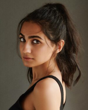 Vedika Pinto Instagram - मुड़ मुड़ के ना देख मुड़ मुड़ के 👀
.
.
.
.
.
📸 @vaishnavpraveen 
💄 @rivieralynn 
💇🏽‍♀️ @priyanka.s.borkar 
👗 @saanchigilani assisted by @vidyulaa 

Managed by @viniyardfilms @jubinrajeshdesai
