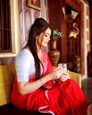 Veena Ponnappa Instagram - Nothing feels as Perfect as a Saree - It's Rudrani's Time now! Stay Tuned guys @veena_ponnappa_vnaa ✨😍🥰

#veena #veenaponnappa #ravoyichandama #kannadaactress  #smile #enjoying #happyme #telugu #teluguserials #etvtelugu #beingme #teluguserial #sandalwood #actor #homely #smilehappily #sareelover #kannadaserials #smiling #actorlife #rudrani #traditional #redsaree #cute #redlove