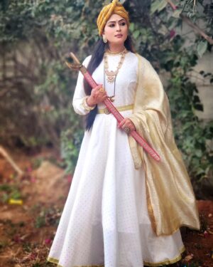Veena Ponnappa Instagram - "She never cared for the Crown! She preferred the Sword" - Mangaladevi's New Look in Udho Udho Sri Renuka Yellamma! Intresting Chapters to be unfolded and don't miss it @veena_ponnappa_vnaa 🎉🥰💗

@starsuvarna 
@nandimovies_official
#dussehra 
@veena_ponnappa_vnaa

#veena #veenaponnappa #renukayellamma #kannadaactress  #shootmode #warrior #kannada #sword #starsuvarna #beingme #kannadaserial #sandalwood #actor #bhogi #nammakannada #kannadaserials #goodmorning #actorlife #queen #brave #helloworld #udhoudhosrirenukayellamma #suvarnaserials #girlwarrior