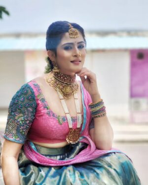 Veena Ponnappa Instagram - @dharaatelier : outfit 
@beautybox_rent_house_bangalore : jewellery 
@veena_ponnappa_vnaa

#veena #veenaponnappa #ravoyichandamama #kannadaactress #pose #jeweller #happyme #telugu #teluguserials #etvtelugu #program #ganesha #lehenga #actor #collaboration #smilehappily #pink #blue #smiling #actorlife #rudrani #collab #lehengalove #cute #vinayakachavithi #etv #devotional