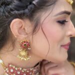 Veena Ponnappa Instagram - Wearing Beautiful Jewellery makes Every Moment Great @veena_ponnappa_vnaa ✨🥰😇 Jewellery Courtesy - @beautybox_rent_house_bangalore @dharaatelier #veena #veenaponnappa #ravoyichandamama #kannadaactress #pose #jeweller #happyme #telugu #teluguserials #etvtelugu #bridal #jewel #lehenga #actor #collaboration #smilehappily #pink #blue #smiling #actorlife #rudrani #collab #lehengalove #cute #marriageideas #kushi #naarojanuvve #aradhya