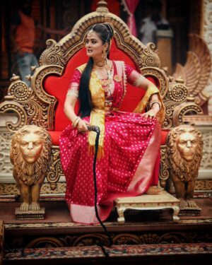 Veena Ponnappa Instagram - A New Adhayayam Begins Today! Your Favourite Mangaladevi in New Avatar and Never Before Character! Don't miss Udho Udho Sri Renuka Yellamma episodes, only on Star Suvarna @veena_ponnappa_vnaa 🥰✨️

@starsuvarna 
@nandimovies_official 

#veena #veenaponnappa #sandalwood #kannadaactress #queen #serials #royal #kannadaserials #aggressive #teluguserials #starmaa #reelsinstagram #actor #actorlife #newlook #kannadaactor #newmakeover #mangaladevi #happyme #udhoudhosrirenukayellamma #shootmode