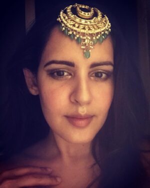 Venus Singh Instagram - Life is too short to wear boring jewellery....!!! 
~ said someone. 
 & I take it seriously !!! 😋
.
.
.
Head piece by @bvrluxuries ❤️
Gold on the eyes - eyeshadow palette by @kikomilanoindia @kikomilano 💛
Slight gold sheen on the face - face palette by @kikomilano @kikomilanoindia 🧡
.
.
.
#jewelry #jewelryaddict #jewlery #jewellery #headpiece #headpieces #mangtikka #mangtika #maangtikka #maangtika #gold #goldlover #goldlove #goldlovers #goldlook #goldeyeshadow #goldeyemakeup #goldhighlighter #goldhighlights