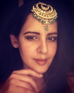 Venus Singh Instagram - Life is too short to wear boring jewellery....!!! 
~ said someone. 
 & I take it seriously !!! 😋
.
.
.
Head piece by @bvrluxuries ❤️
Gold on the eyes - eyeshadow palette by @kikomilanoindia @kikomilano 💛
Slight gold sheen on the face - face palette by @kikomilano @kikomilanoindia 🧡
.
.
.
#jewelry #jewelryaddict #jewlery #jewellery #headpiece #headpieces #mangtikka #mangtika #maangtikka #maangtika #gold #goldlover #goldlove #goldlovers #goldlook #goldeyeshadow #goldeyemakeup #goldhighlighter #goldhighlights